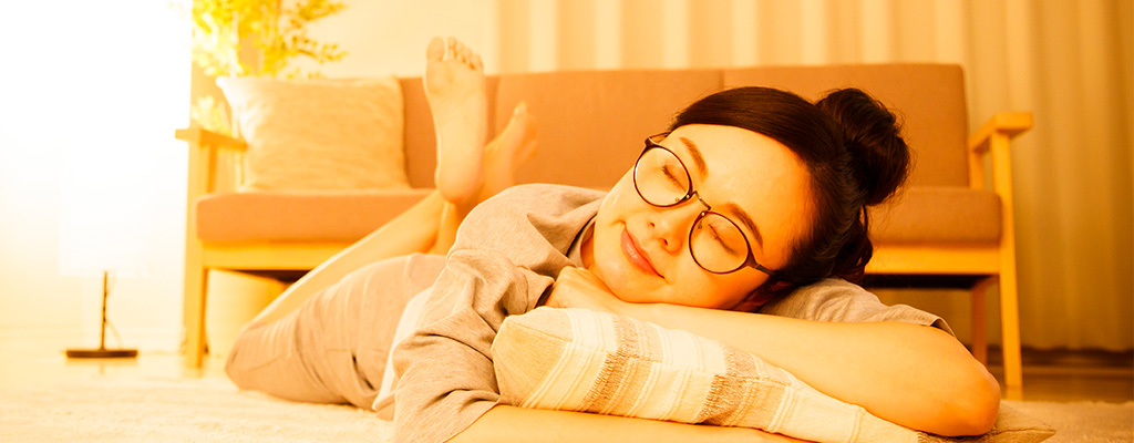 頑張った日に寝転ぶ人